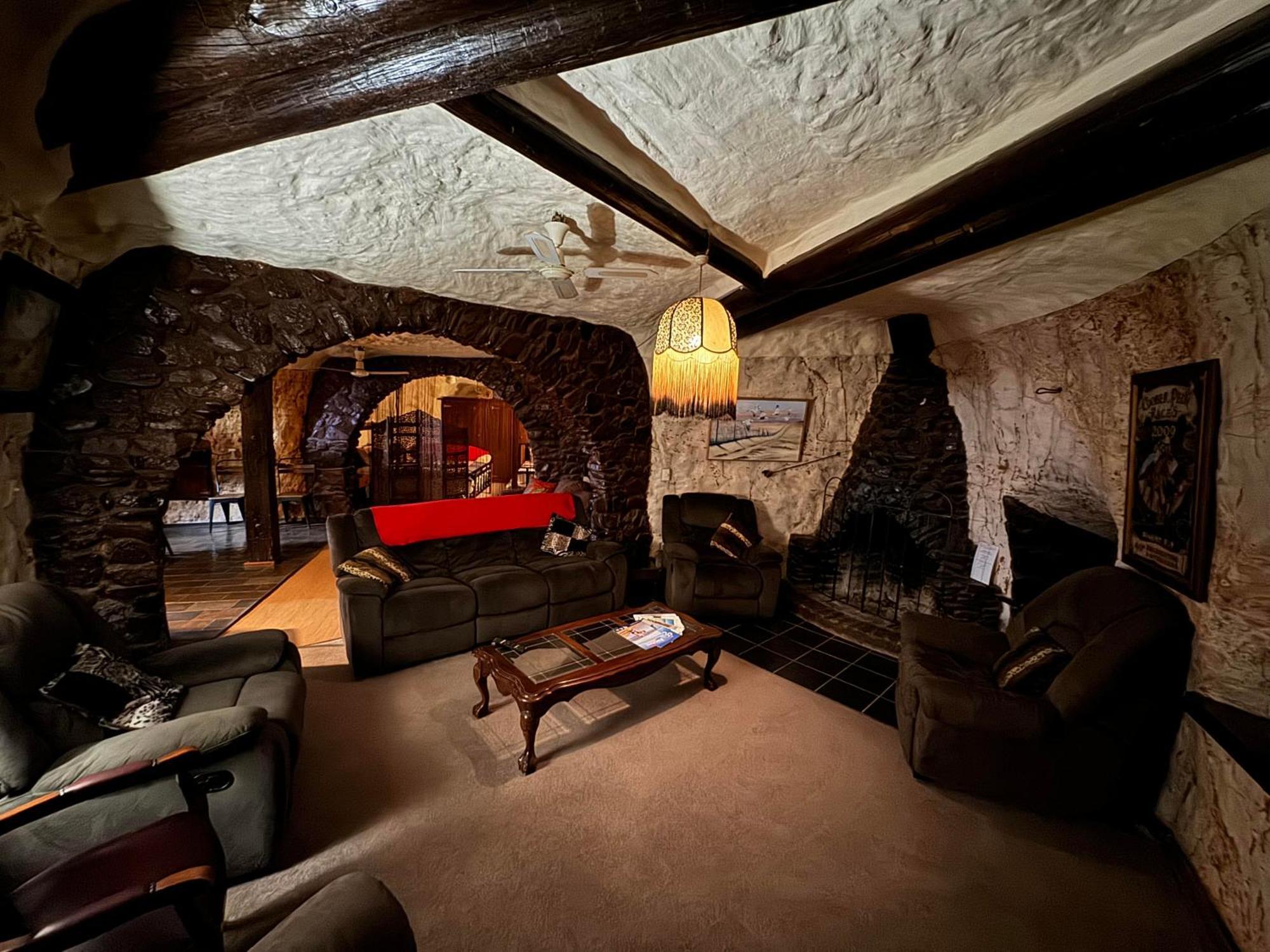 Di'S Dugouts Hotel Coober Pedy Buitenkant foto